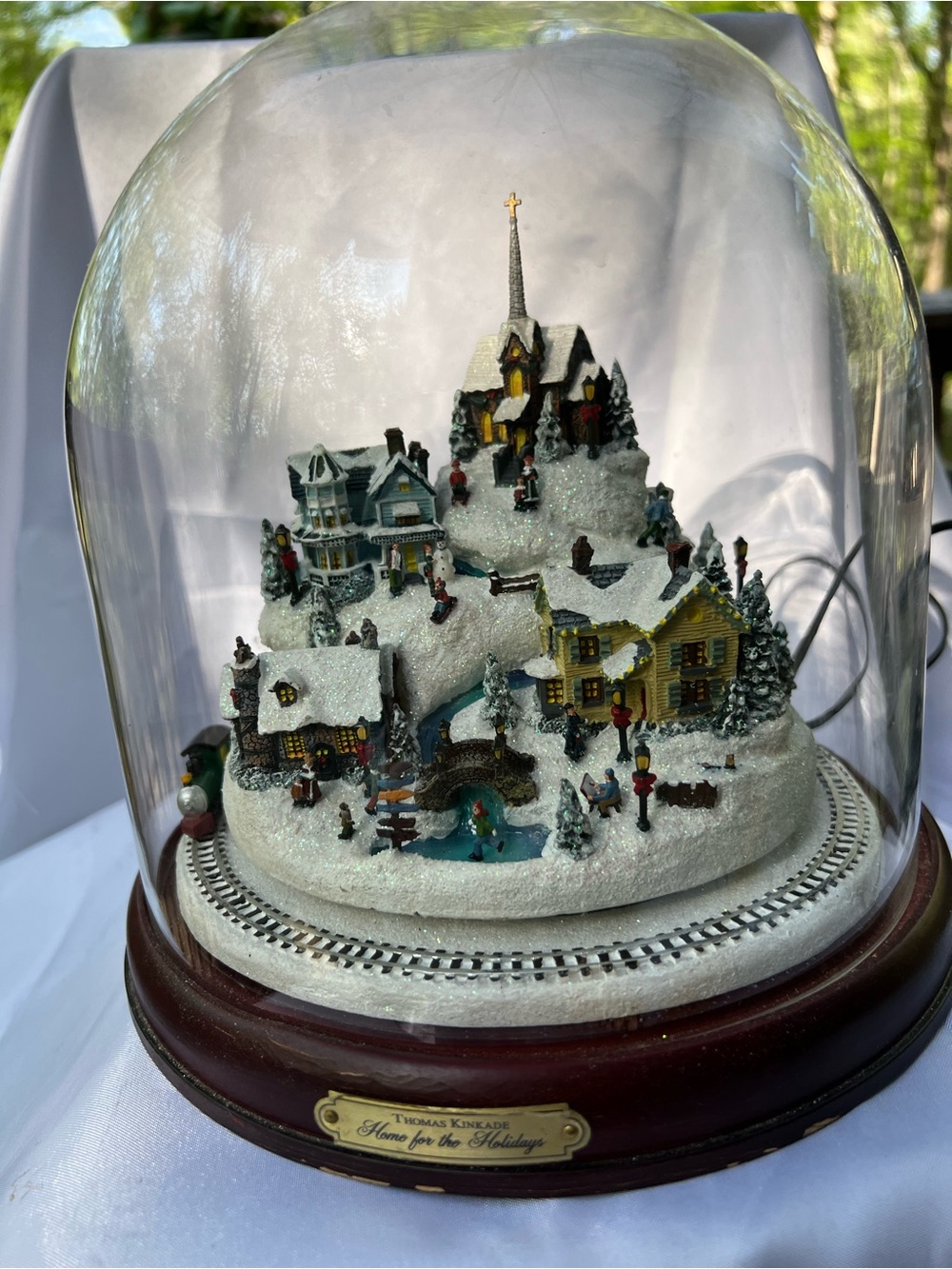 Thomas Kinkade 'Home for the Holidays' Snow Village Dome lights and music